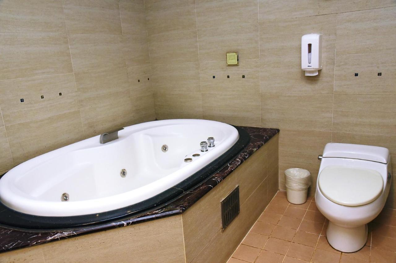England Business Motel Yilan Экстерьер фото